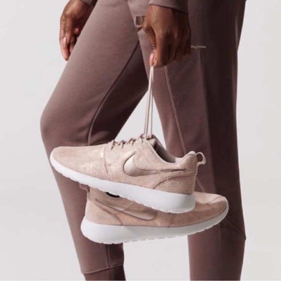 Nike Roshe Run Print Sneakers - Picture 1 of 9